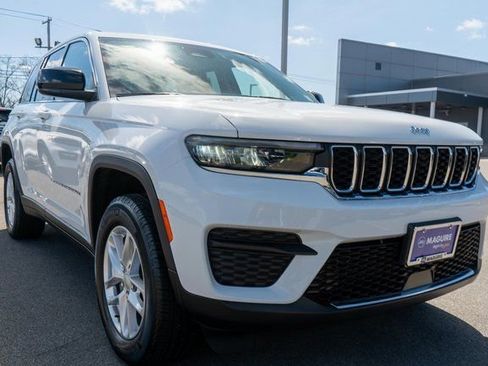 Used 2023 Jeep Grand Cherokee Laredo AWD/4WD image 4