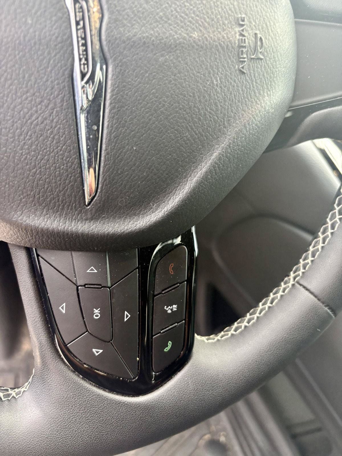 Used 2024 Chrysler Pacifica Limited w/ S Appearance Package FWD image 17