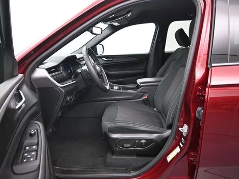 Used 2024 Jeep Grand Cherokee Laredo image 14