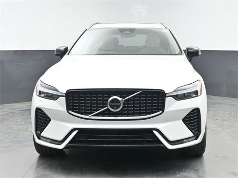 Used 2024 Volvo XC60 B5 Plus image 3