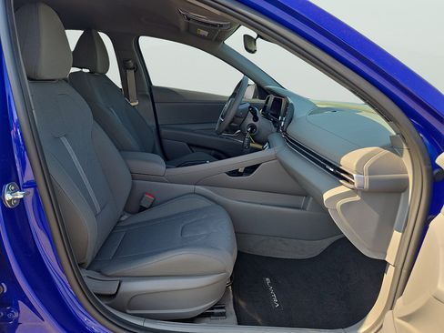 Certified 2024 Hyundai Elantra SE FWD image 33