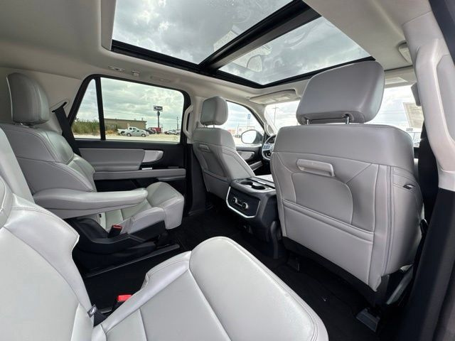 Used 2025 Ford Expedition Active AWD/4WD image 12