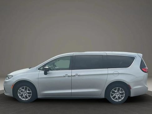 Used 2024 Chrysler Pacifica Touring-L FWD image 2
