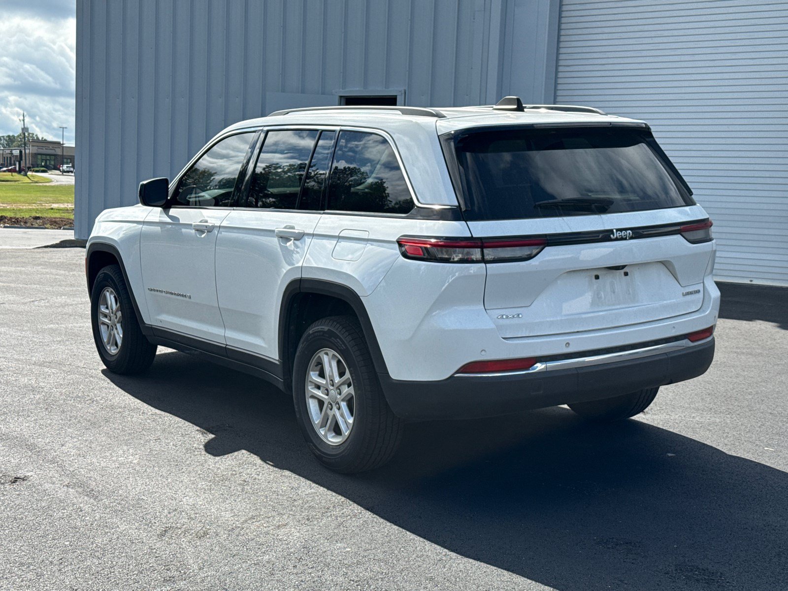 Used 2023 Jeep Grand Cherokee Laredo AWD/4WD image 7