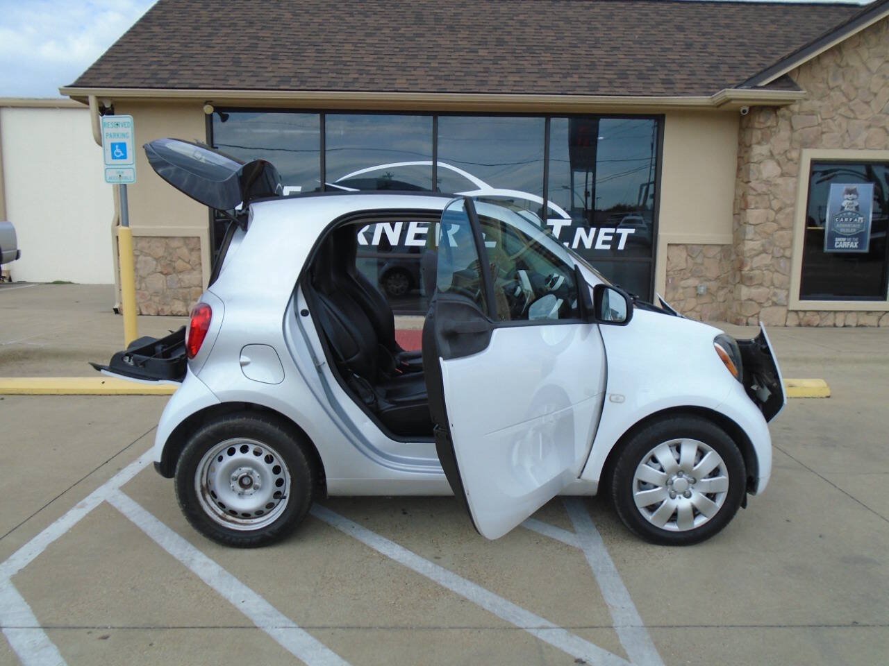 Used 2017 smart fortwo pure RWD image 18