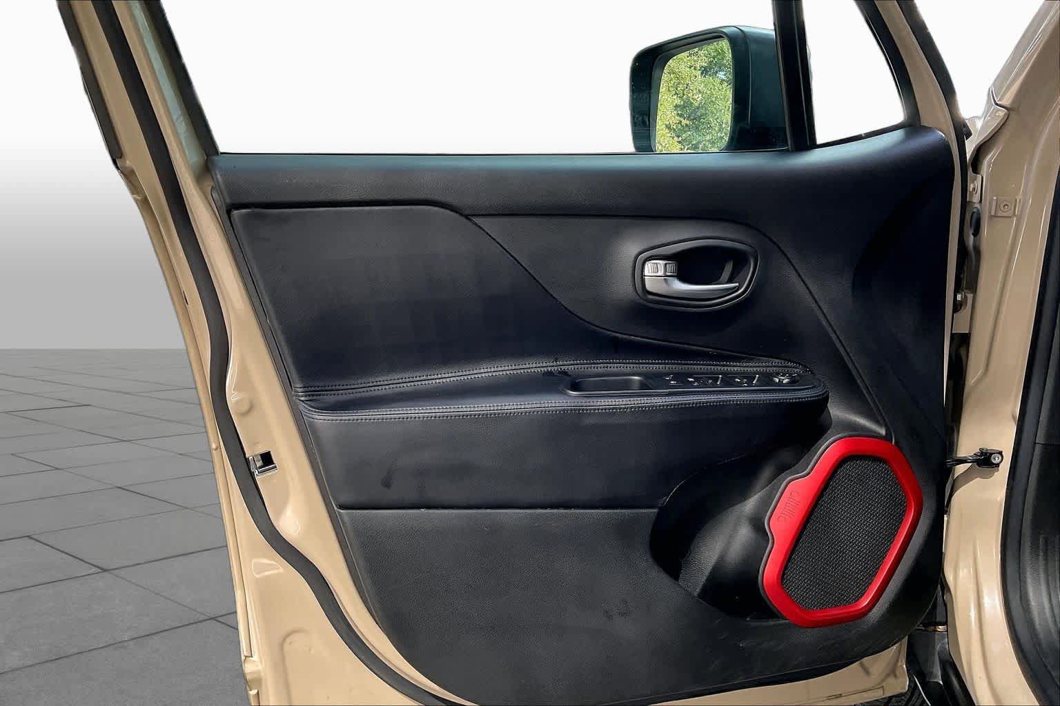 Used 2015 Jeep Renegade Trailhawk AWD/4WD image 22