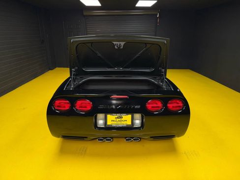 Used 2004 Chevrolet Corvette Coupe w/ Preferred Equipment Group RWD image 11