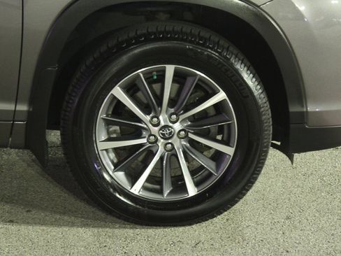 Used 2018 Toyota Highlander XLE image 35