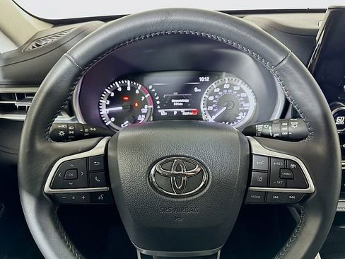 Used 2024 Toyota Highlander XLE AWD/4WD image 12