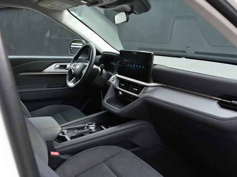 Used 2025 Ford Explorer Active image 22