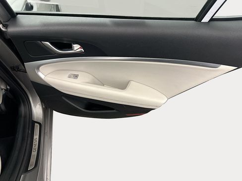 Used 2025 Genesis G70 2.5T image 30