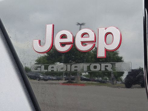 Used 2023 Jeep Gladiator Rubicon w/ LED Lighting Group AWD/4WD image 9