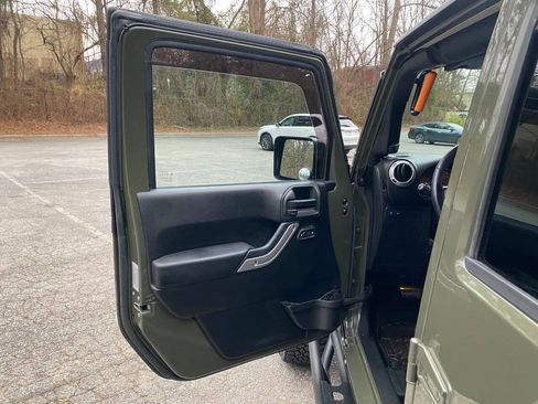 Used 2015 Jeep Wrangler Unlimited Rubicon w/ Connectivity Group AWD/4WD image 16