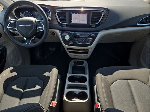 Used 2023 Chrysler Voyager LX FWD image 7