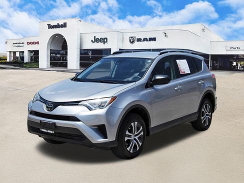 Used 2018 Toyota RAV4 LE FWD image 3