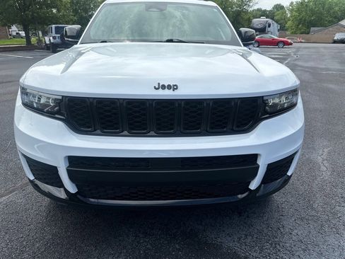 Used 2023 Jeep Grand Cherokee L Laredo image 2