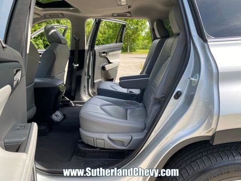 Used 2024 Toyota Highlander XLE AWD/4WD image 32
