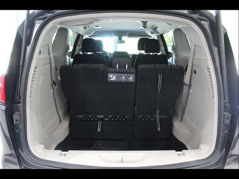 Used 2018 Chrysler Pacifica Touring Plus FWD image 18