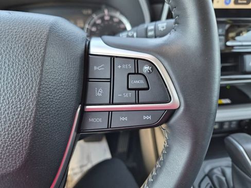 Used 2024 Toyota Highlander XLE AWD/4WD image 20