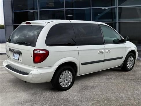 Used 2005 Chrysler Town & Country FWD image 7