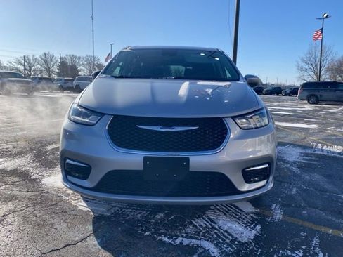 Certified 2023 Chrysler Pacifica Touring-L image 18