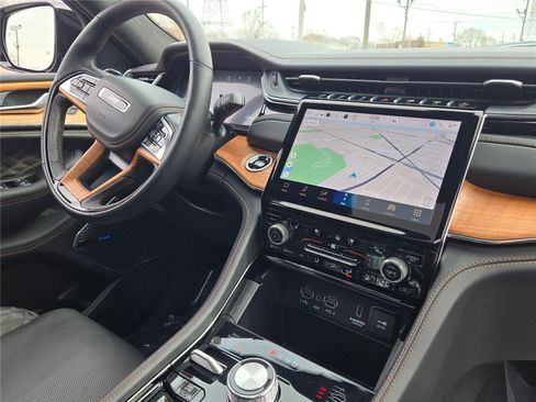 Certified 2025 Jeep Grand Cherokee Summit image 9