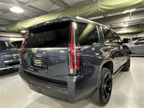 Used 2020 Cadillac Escalade Platinum image 2