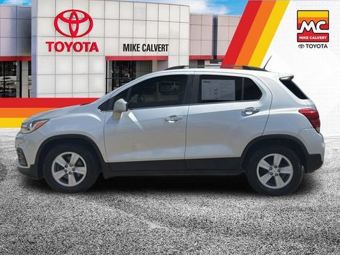 Used 2019 Chevrolet Trax LT w/ LT Convenience Package FWD image 2