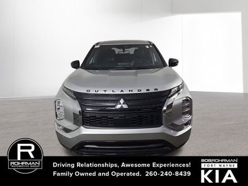 Used 2022 Mitsubishi Outlander SE image 3