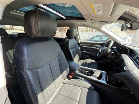 Used 2021 Audi e-tron Prestige w/ Prestige Package AWD/4WD image 32