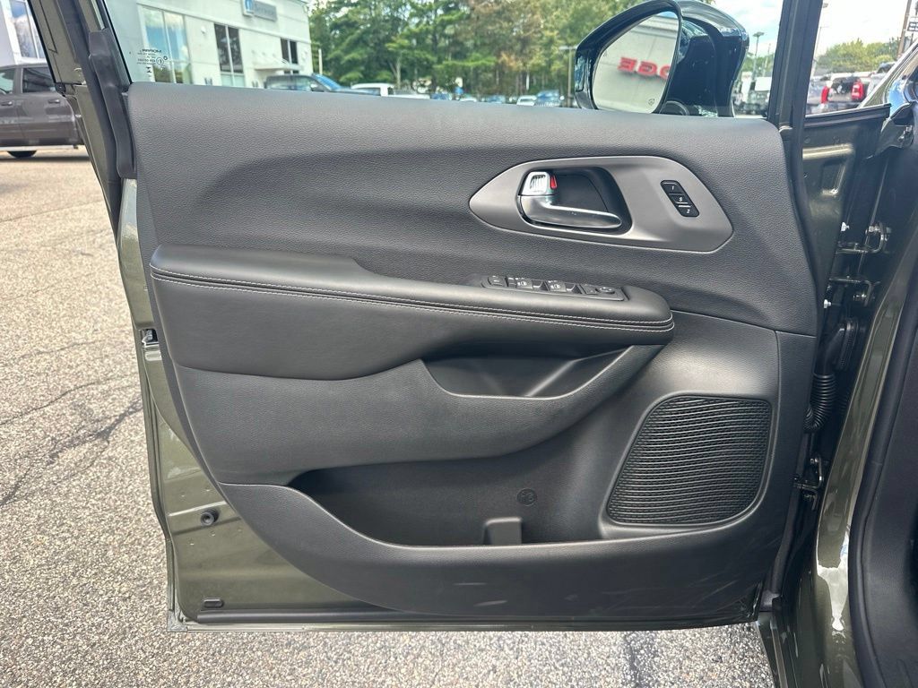 New 2027 Chrysler Pacifica Select AWD/4WD image 10