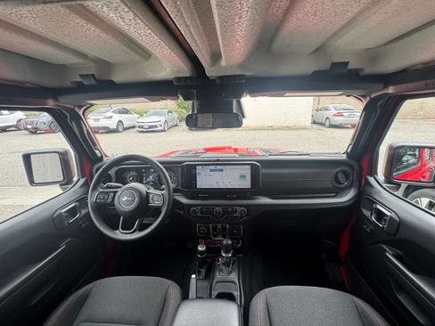 Used 2025 Jeep Wrangler Unlimited Rubicon AWD/4WD image 32