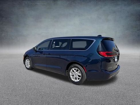 Used 2023 Chrysler Pacifica Touring-L image 10