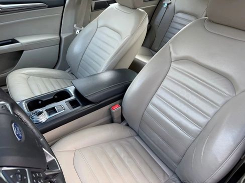 Used 2017 Ford Fusion SE w/ Fusion SE Technology Package image 19