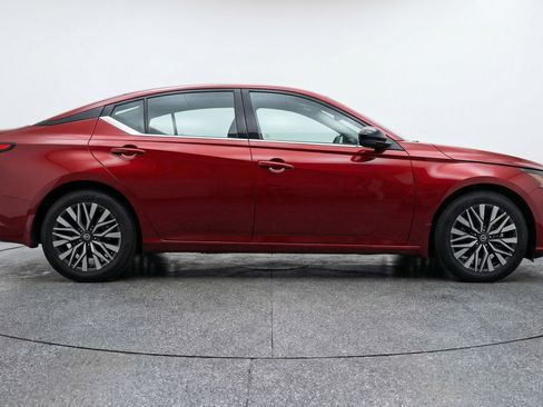 Used 2025 Nissan Altima 2.5 SV FWD image 11