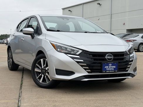 Used 2025 Nissan Versa SV FWD image 2