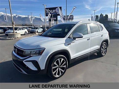 Used 2023 Volkswagen Taos SE w/ Panoramic Sunroof Package image 7