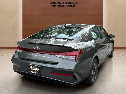 Used 2025 Hyundai Elantra Sport FWD image 5