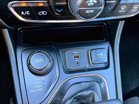 Used 2023 Jeep Cherokee Altitude Lux AWD/4WD image 26