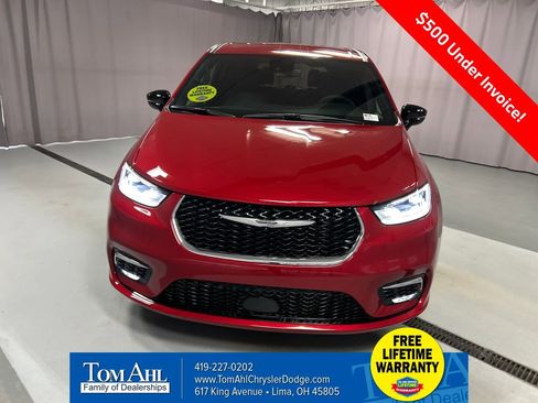 New 2026 Chrysler Pacifica Select image 2