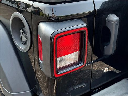 Used 2018 Jeep Wrangler Unlimited Sport AWD/4WD image 23