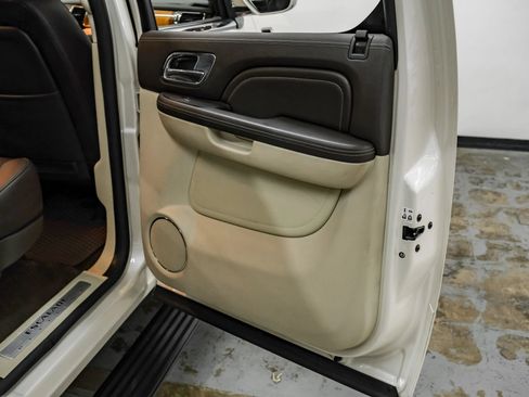Used 2014 Cadillac Escalade ESV Platinum RWD image 38