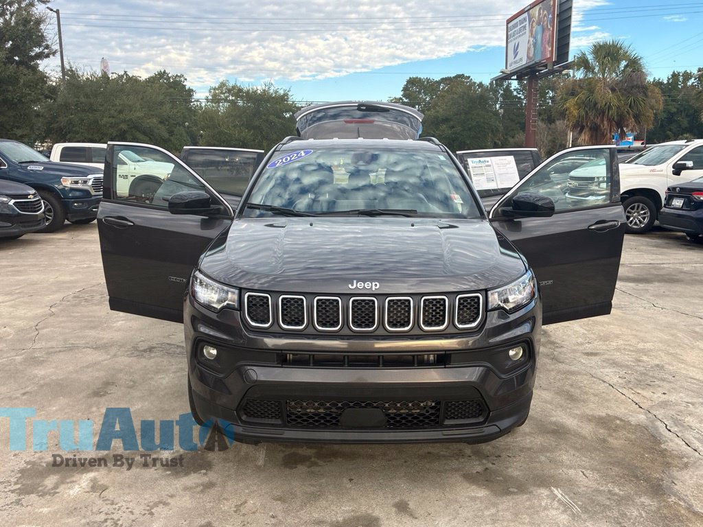 Used 2024 Jeep Compass Latitude AWD/4WD image 11