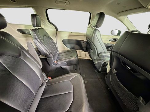 Used 2024 Chrysler Pacifica Touring-L FWD image 31