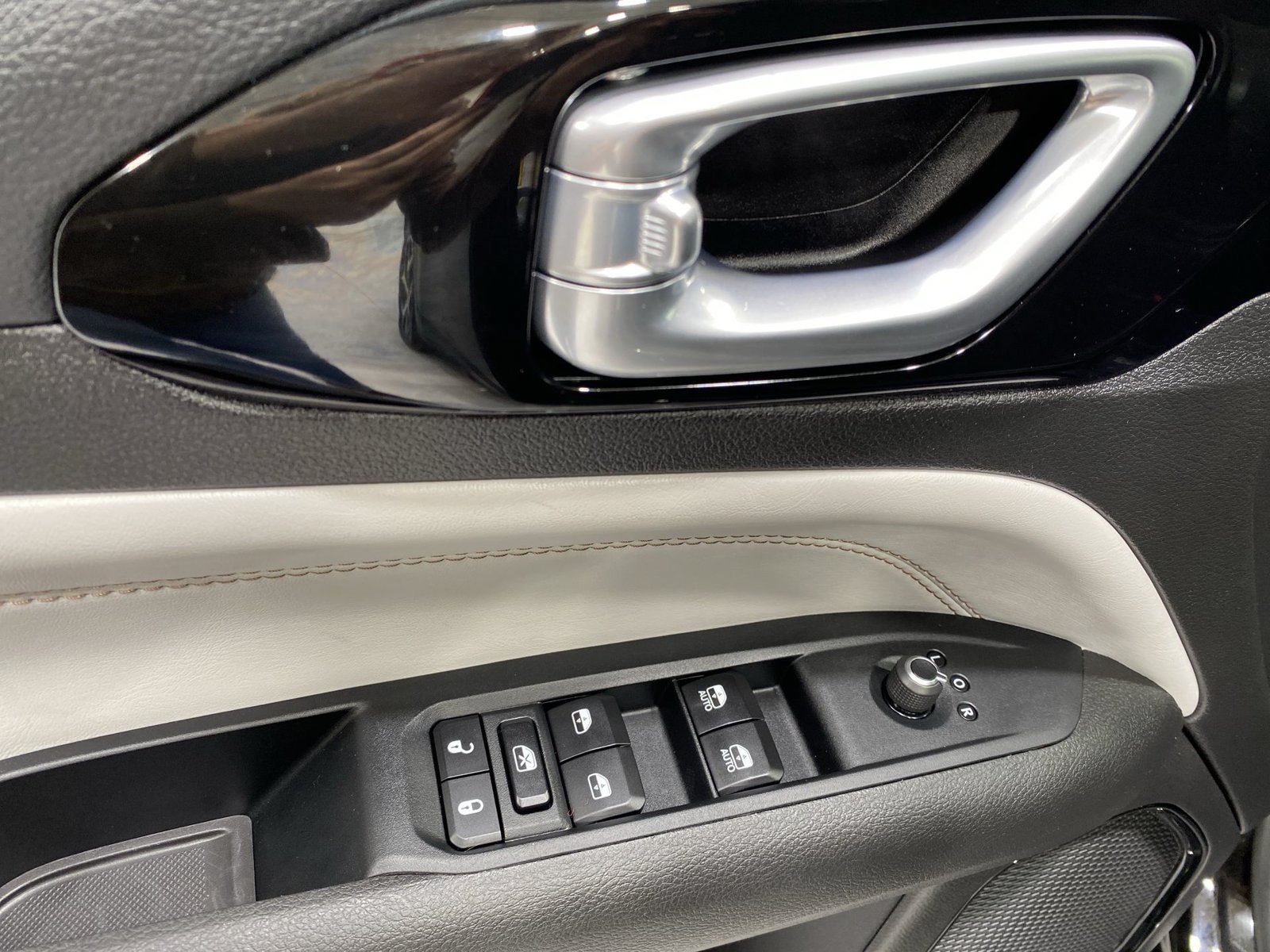 Used 2025 Jeep Compass Limited AWD/4WD image 13