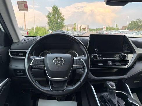 Used 2024 Toyota Highlander LE AWD/4WD image 24