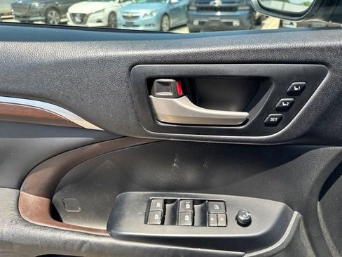 Used 2014 Toyota Highlander Limited Platinum AWD/4WD image 15