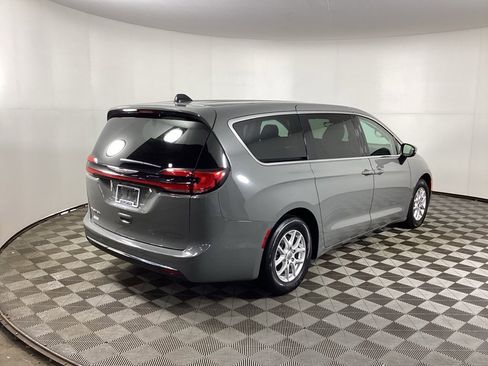 Used 2023 Chrysler Pacifica Touring-L image 2