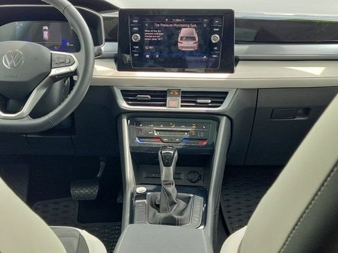 Used 2025 Volkswagen Taos SE w/ Panoramic Sunroof Package FWD image 5