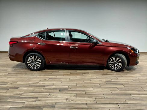 Used 2024 Nissan Altima 2.5 SV AWD/4WD image 17